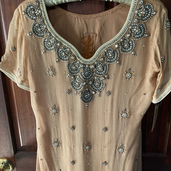 Pakistani designer chiffon kameez (shirt) embroidered with beads and pearlwork - Picture 3 of 14